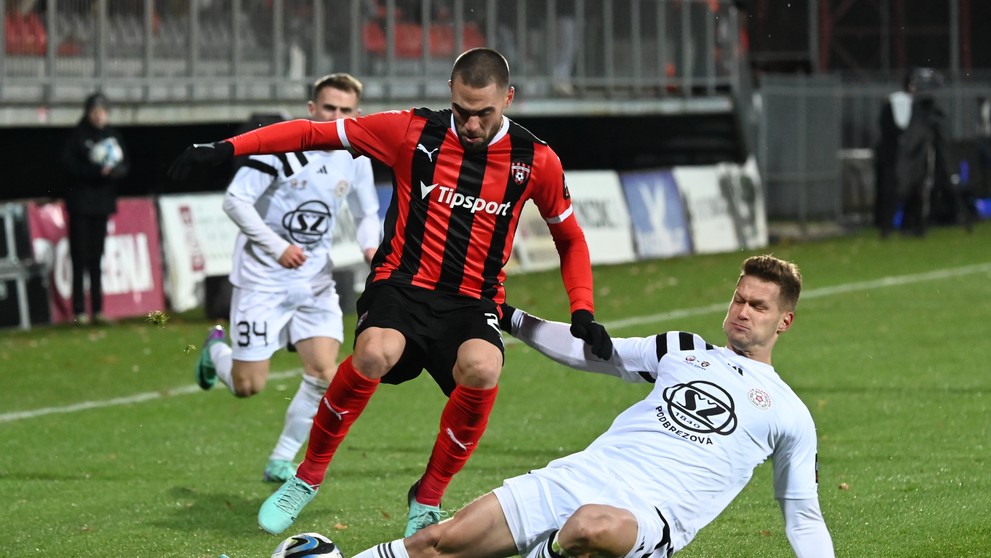 Zľava hráč Trnavy Filip Bainovič a hráč Podbrezovej René Paraj v 15. kole Niké ligy.