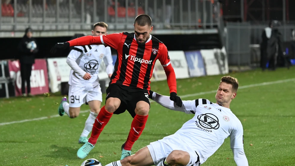 Zľava hráč Trnavy Filip Bainovič a hráč Podbrezovej René Paraj v 15. kole Niké ligy.