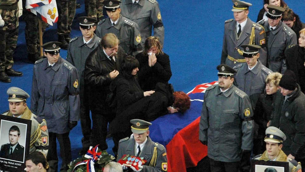 Posledná rozlúčka s vojakmi, ktorí prišli o život počas leteckého nešťastia