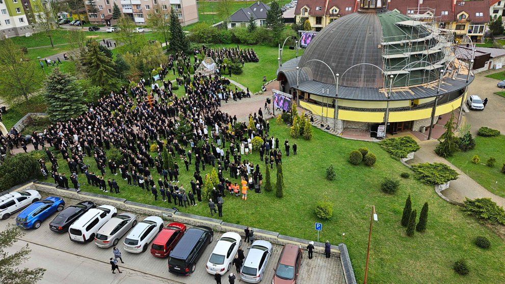 Posledná rozlúčka so zosnulými dievčatami, ktoré prišli o život pri nehode na Spiši.