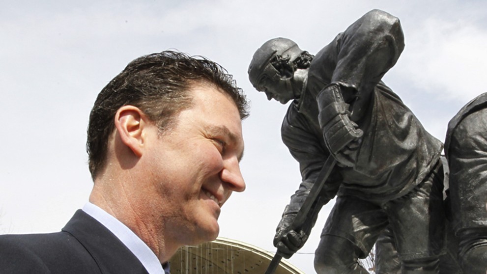 Mario  Lemieux odpovedá na otázky po odhalení svojej sochy v nadživotnej veľkosti pred halou Penguins (7. marca 2012)