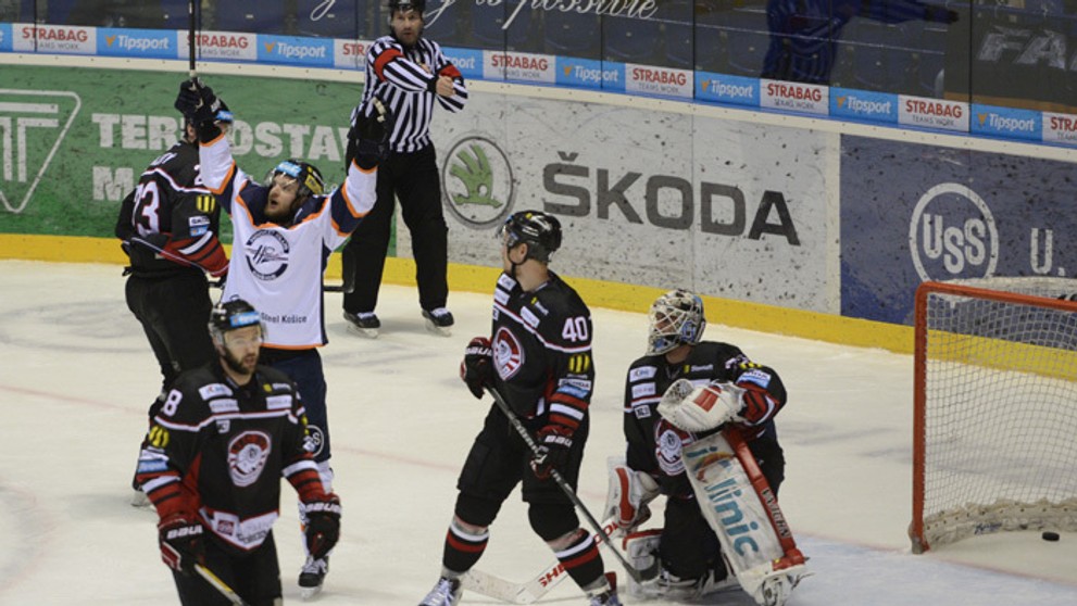 Radosť Mateja Češíka (HC Košice) po strelení gólu, brankár Banskej Bystrice Jason Bacashihua a spoluhráč Martin Gründling.