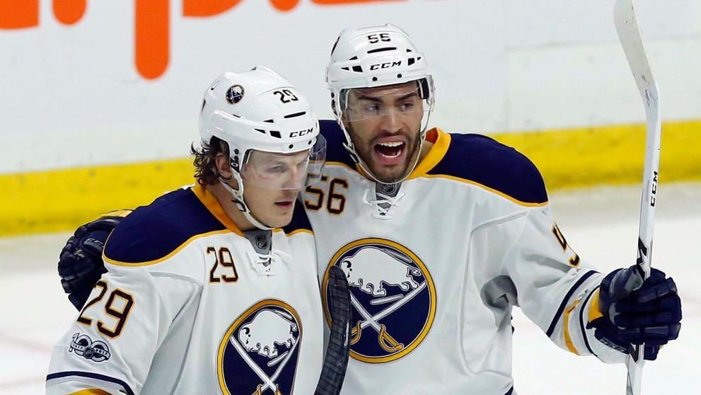 Justin Bailey (číslo 56) z Buffala oslavuje gól so spoluhráčom Jakeom McCabeom proti Ottawe.