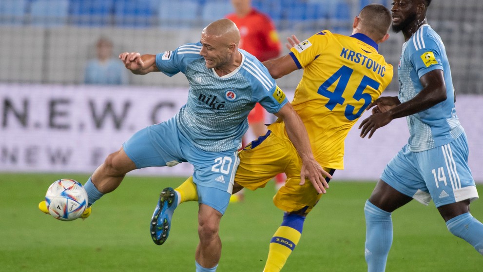 Zľava Jaba Kankava (Slovan) a Nikola Krstovič (DAC) bojujú o loptu v zápase 8. kola Fortuna ligy.