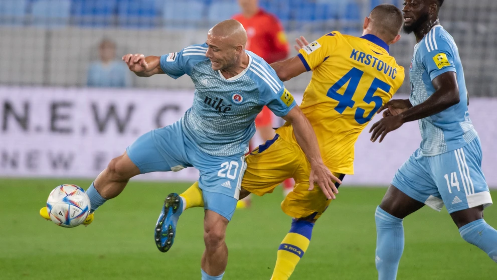 Zľava Jaba Kankava (Slovan) a Nikola Krstovič (DAC) bojujú o loptu v zápase 8. kola Fortuna ligy.