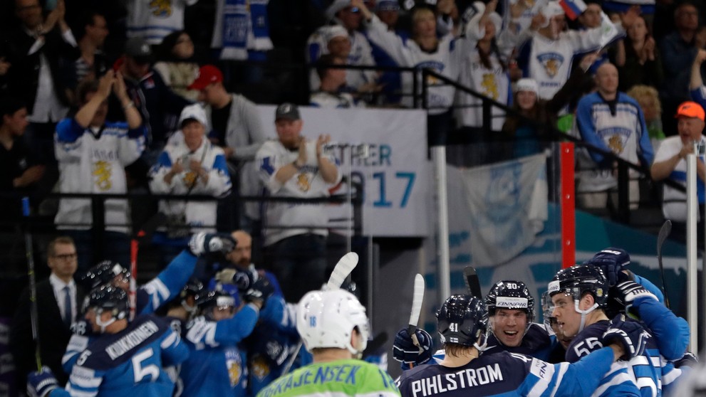 Na jednej strane radosť Fínov z gólu, na tej druhej smútok Slovincov vo vzájomnom dueli na MS 2017.