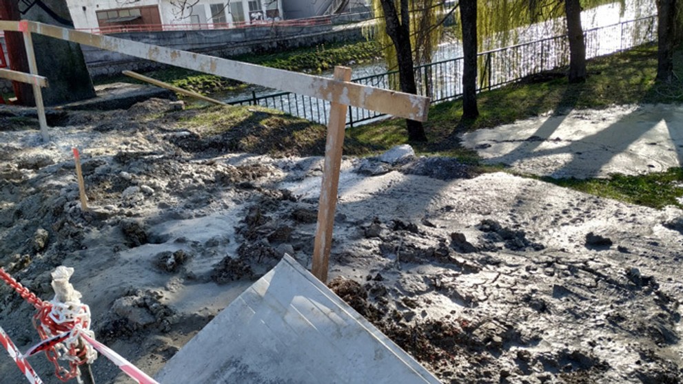 Vyliaty betón pri Zimnom štadióne v Banskej Bystrici.