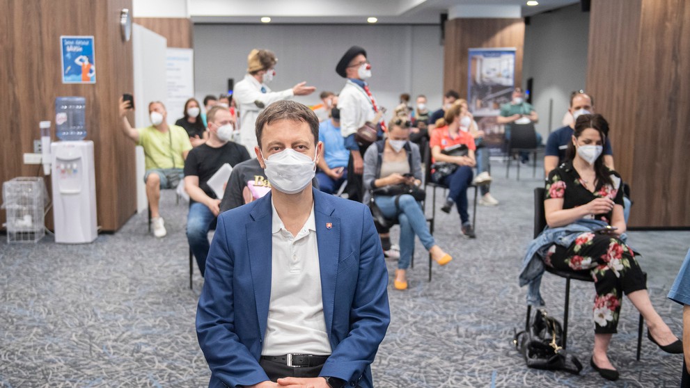 Eduard Heger počas čakania na vakcínu.