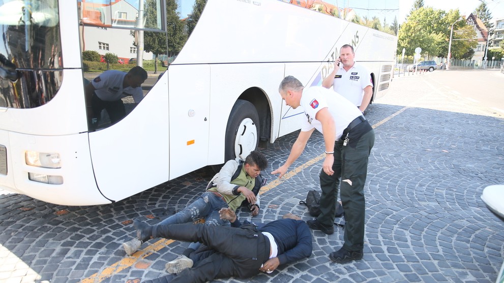 Migrant vylieza z podvozku.