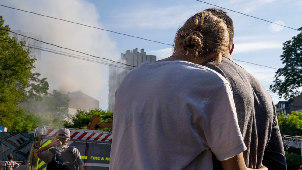 Strela zasiahla obytný dom, hlásia zranených aj obeť