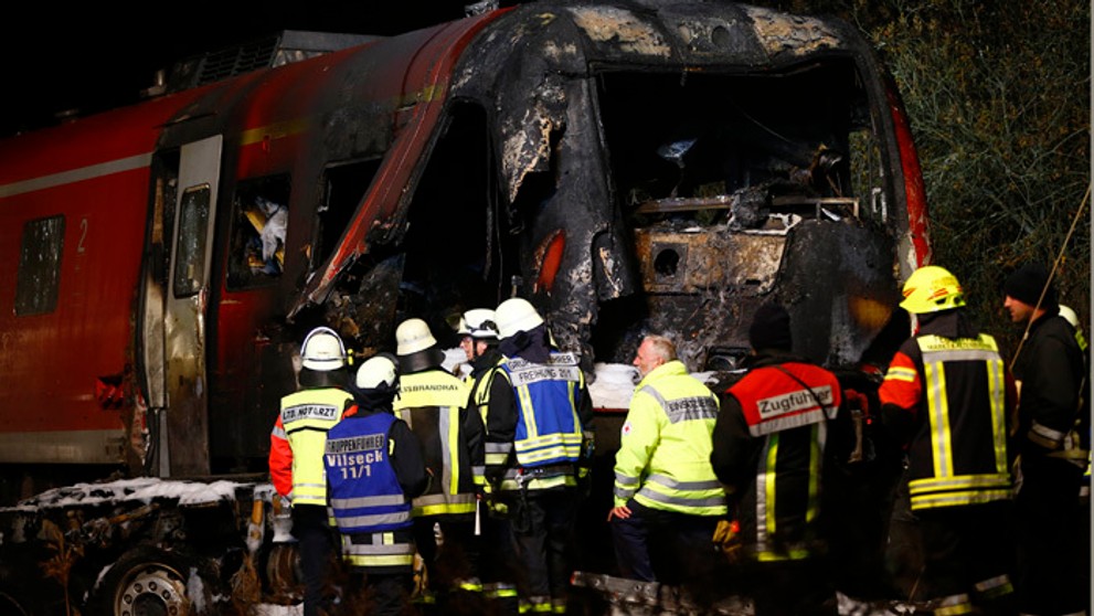 Najmenej jeden človek zahynul a ďalšie osoby utrpeli zranenia pri zrážke osobného vlaku s kamiónom v Nemecku.