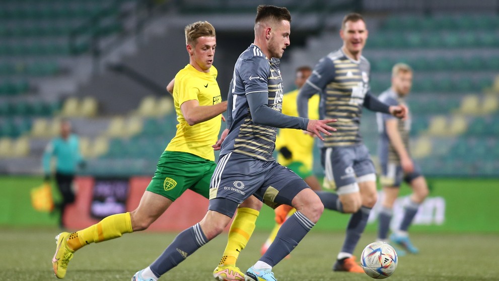 Uprostred v súboji o loptu zľava Timotej Jambor (Žilina) a Matúš Malý (Ružomberok) v zápase 21. kola Fortuna ligy.