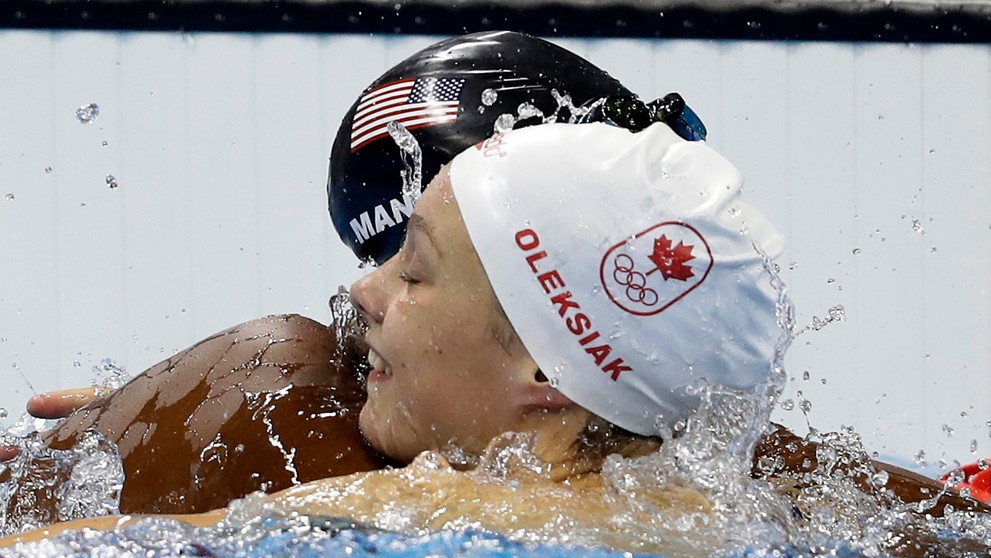 Američanka Simone Manuelová a Kanaďanka Penny Oleksiaková