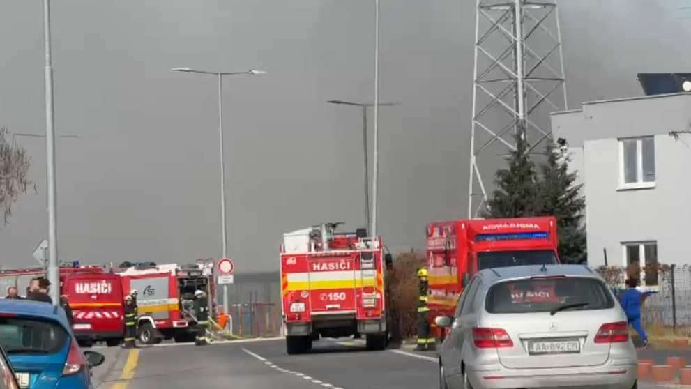 Požiar v servise kamiónov v Devínskej Novej Vsi.