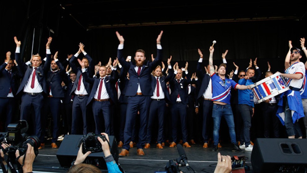 Islandskí futbalisti po príchode z majstrovstiev Európy.