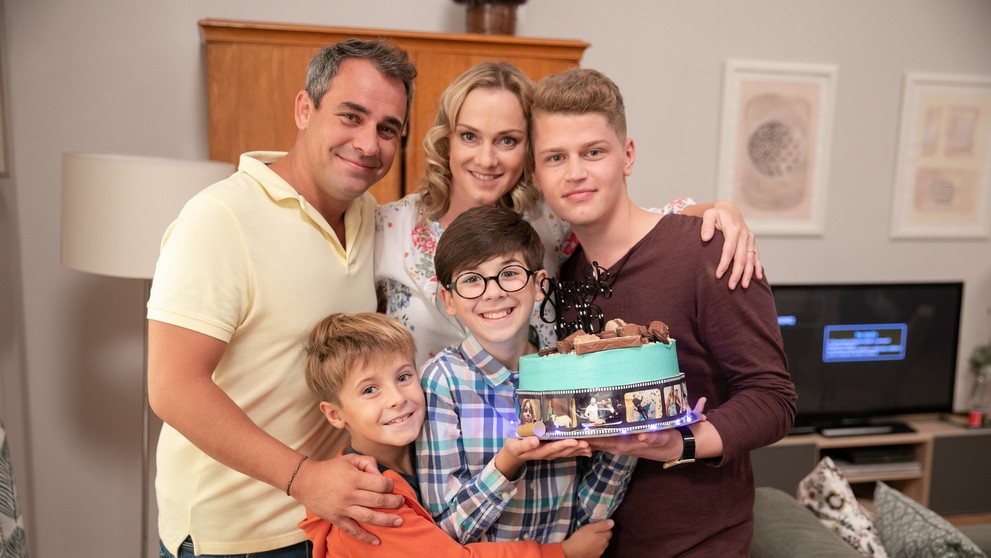 Oliver Oswald so seriálovou rodinou.