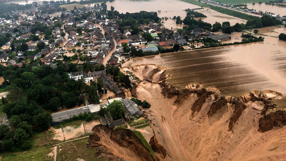 Obrovský zosuv pôdy po povodniach v meste Blessem v okrese Erfstadt (spolková krajine Severné Porýnie-Vestfálsko). 