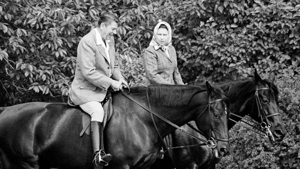 Prezident USA Ronald Reagan a britská kráľovná Alžbeta II. na snímke z 8. júna 1982 jazdia vo Windsore.