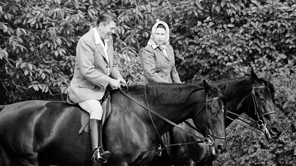 Prezident USA Ronald Reagan a britská kráľovná Alžbeta II. na snímke z 8. júna 1982 jazdia vo Windsore.