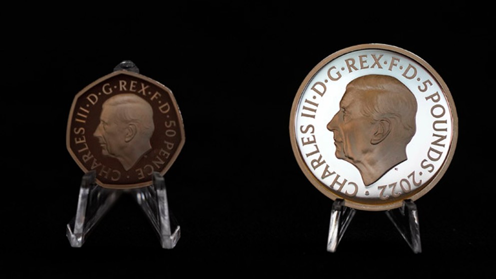 Britská kráľovská mincovňa predstavila prvé mince s motívom kráľa Karola III.