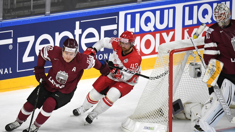 Lotyš Arturs Kulda (vľavo) a Dán Nichlas Hardt v súboji o puk.