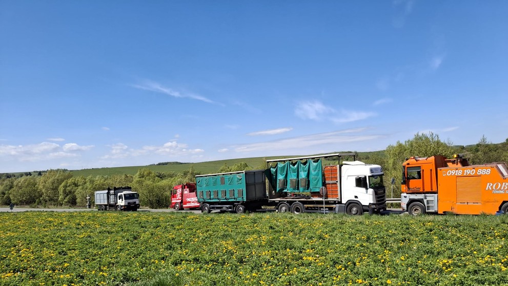 Prevrátený kamión plný hydiny.