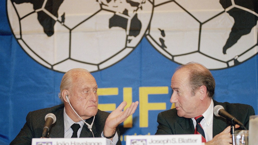 Na archívnej snímke z 27. októbra 1994 vtedajší prezident FIFA Joao Havelange a generálny sekretár FIFA Sepp Blatter.