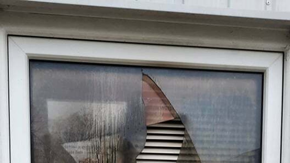 Rozbité okno, cez ktoré niekto hodil zápalný predmet do MOM vo Svidníku.