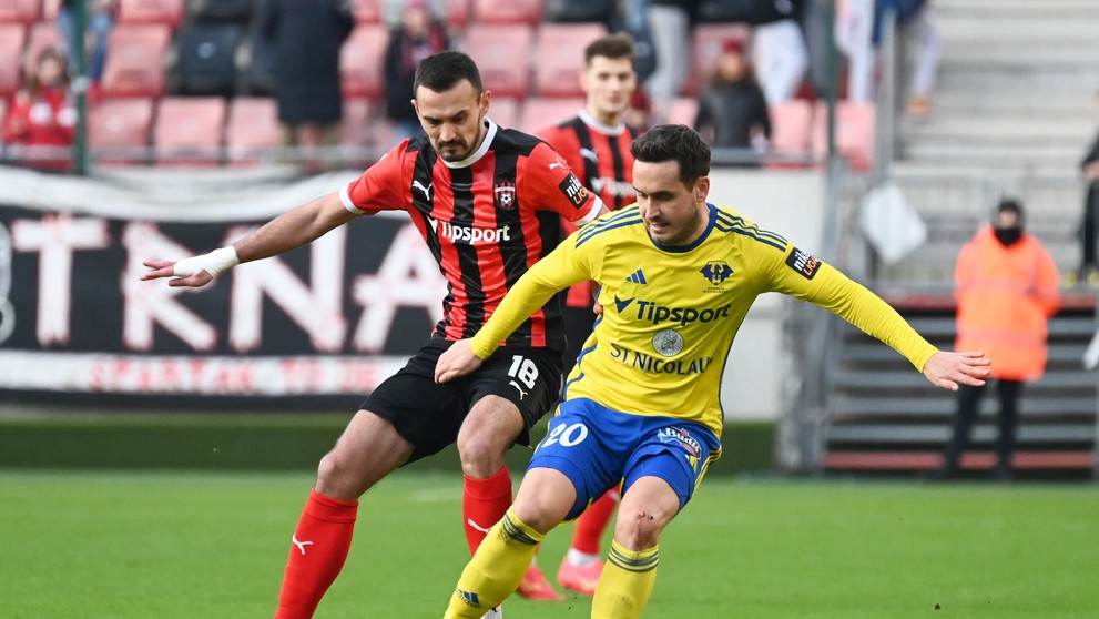 Vľavo hráč Trnavy Martin Šulek a hráč Michaloviec Lukáš Jánošík bojujú o loptu v 18. kole Niké ligy.