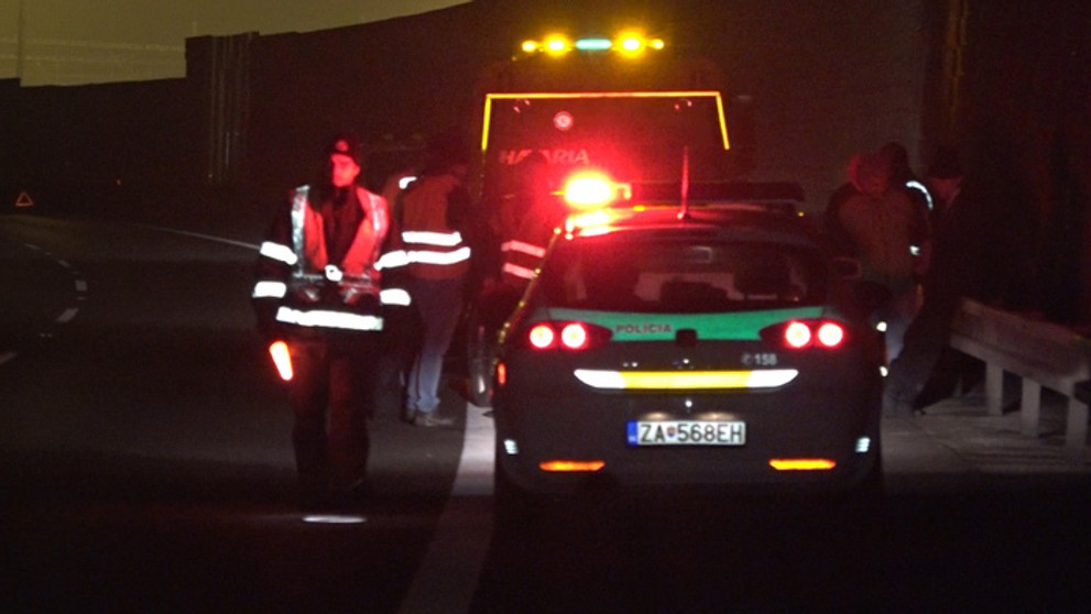 Diaľnicu medzi Bytčou a Dolným Hričovom uzavrela polícia na tri hodiny.