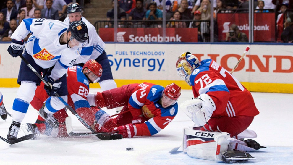 Fínsky hráč Aleksander Barkov sa pokúša streliť gól ruskému golmanovi Sergejovi Bobrovskému.