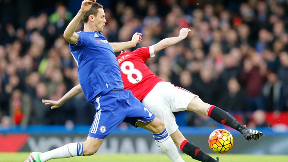 Hráč Chelsea Nemanja Matic (vľavo) a hráč Manchesteru United Juan Mata.
