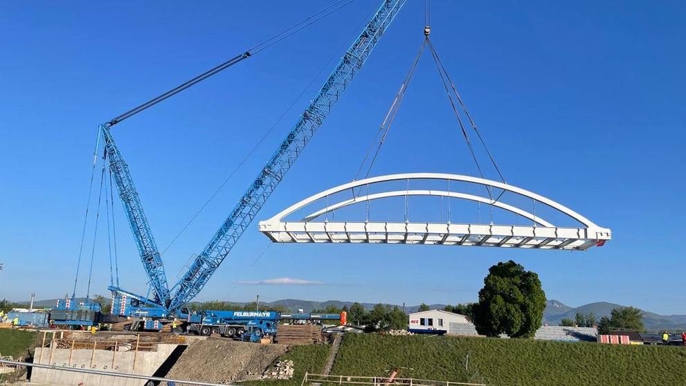 V Ilave osádzali most.