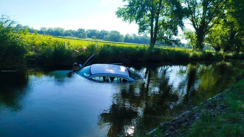 Hasiči pri obci Boheľov vyťahovali z vody auto