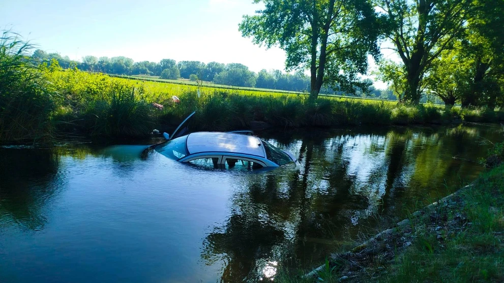 Hasiči pri obci Boheľov vyťahovali z vody auto