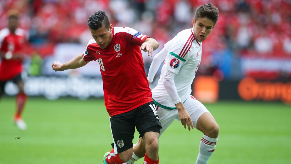 Rakúsky futbalista Zlatko Junuzovič (vľavo) a hráč Maďarska Ádám Nagy v dueli na ME vo Francúzsku.