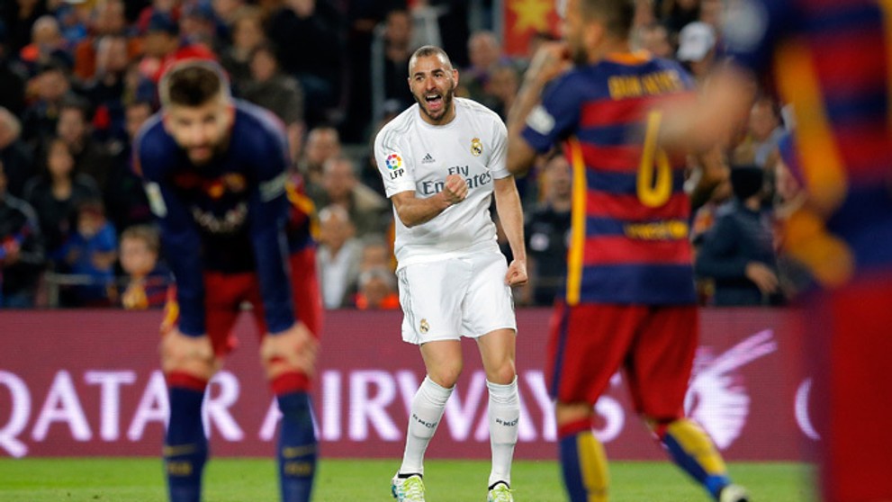 Hráč Realu Karim Benzema sa teší po strelení gólu do siete FC Barcelona počas El Clásico.