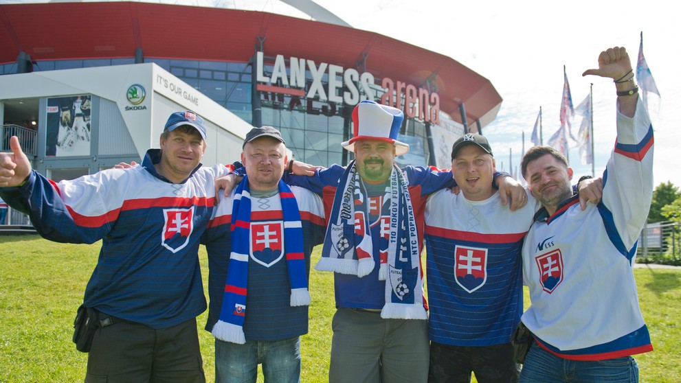 Slovenskí fanúšikovia pred zápasom proti Švédsku.