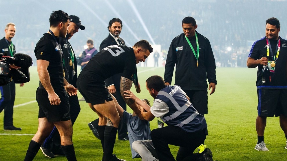 Hrdina finálového večera Sonny Bill Williams potešil mladého fanúšika.