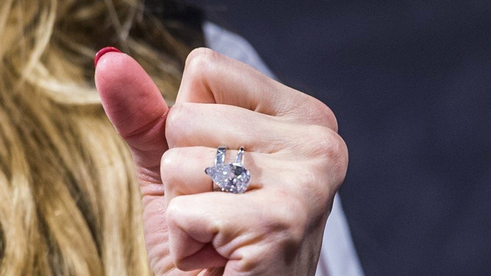 Luxusné hodinky a zásnubný diamantový prsteň Adriany Sklenaříkovej-Karembeu