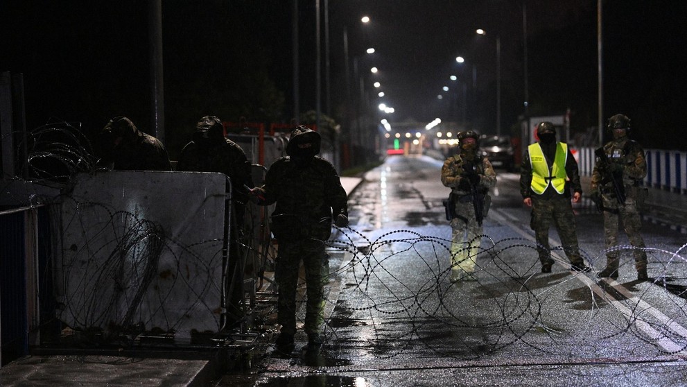 Poľskí pohraničníci inštalujú oddeľovací plot na varšavskom mostnom hraničnom priechode na bielorusko-poľskej hranici.