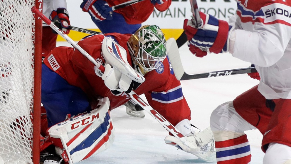 Nór Lars Haugen chytá jednu z množstva strieľ, ktoré naňho Česi vyslali.