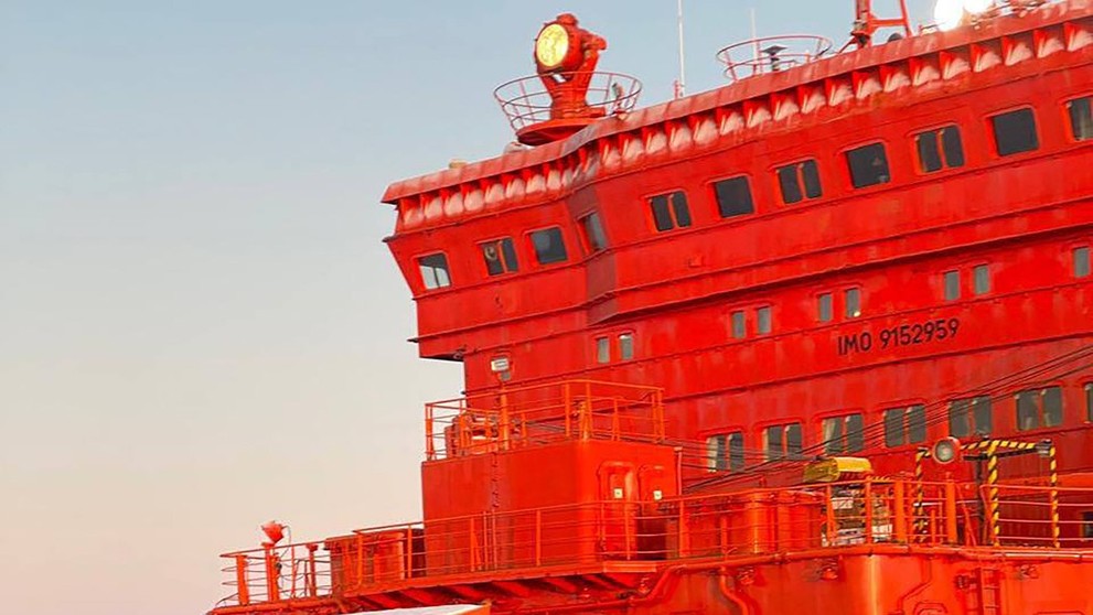 Ruský ľadoborec narazil v Karskom mori do nákladnej lode.