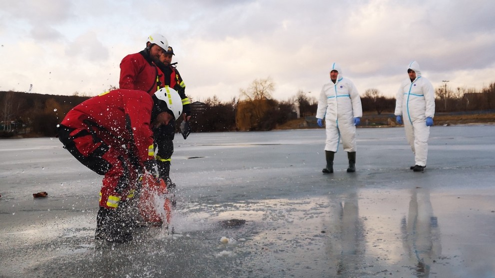 Pri akcii pomáhali hasiči.