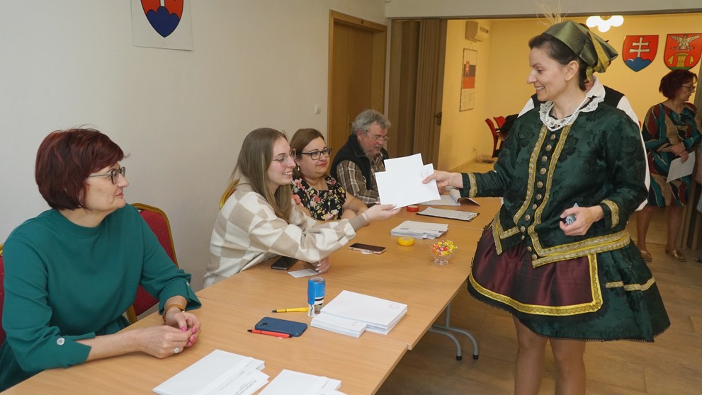 V Iži volili aj v krojoch.