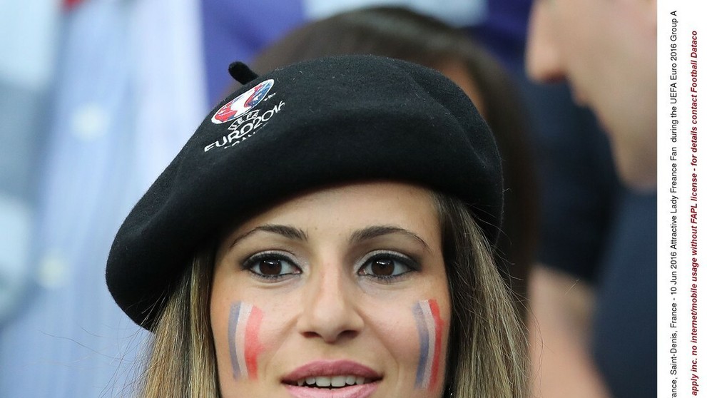 Aj ženy majú rady futbal. Na tieto fanúšičky sa veru dobre pozerá