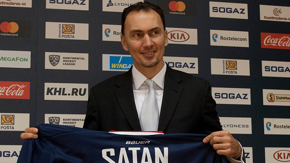 Miroslav Šatan s dresom počas jeho uvedenia do Siene slávy Slovana Bratislava.