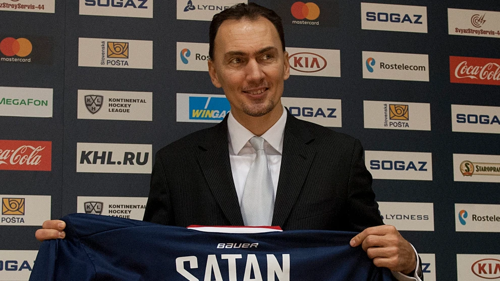 Miroslav Šatan s dresom počas jeho uvedenia do Siene slávy Slovana Bratislava.