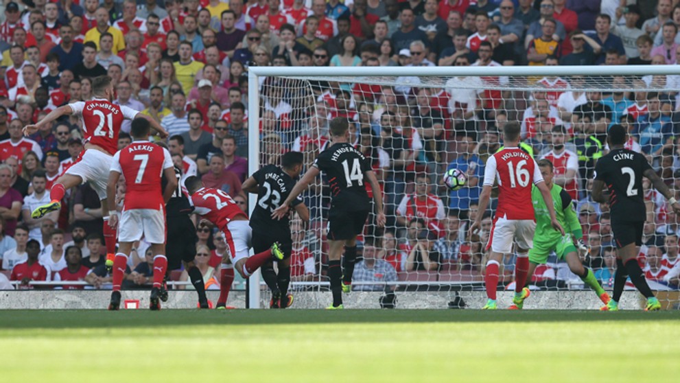 Calum Chambers (Arsenal) sa raduje z gólu do siete Liverpoolu.