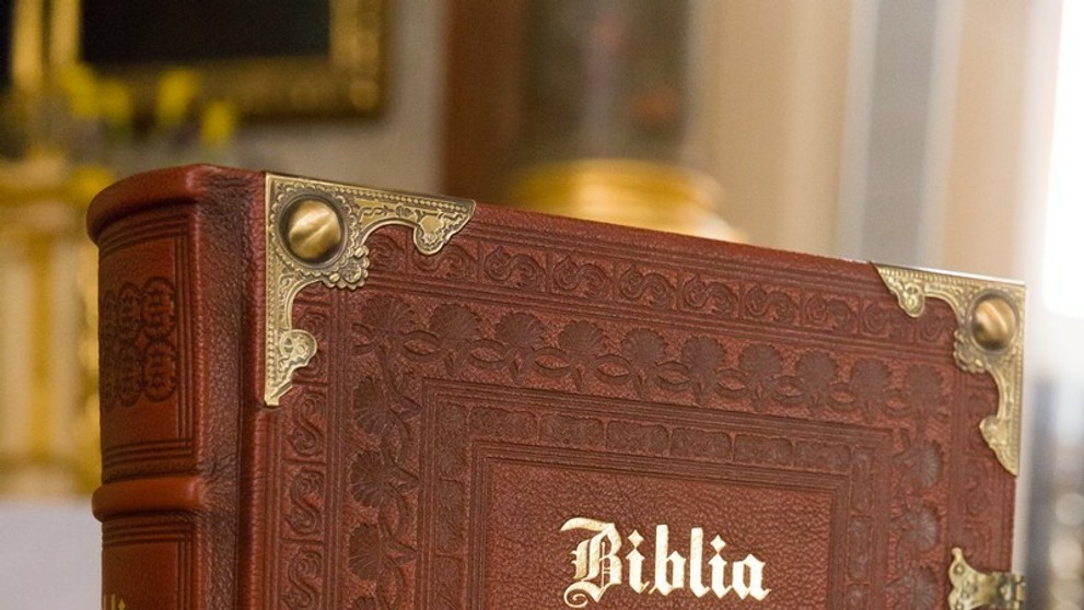 Čelný pohľad na Bibliu.